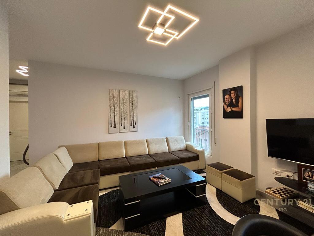 AFFITTASI APPARTAMENTO 3+2 CON POSTO AUTO A 21 DHJETORI. 1.100 € /Mese