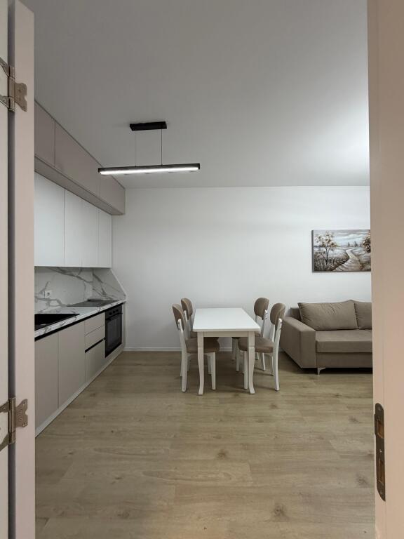 Apartamet 2+1 me parkim per qira te Komuna e Parisit