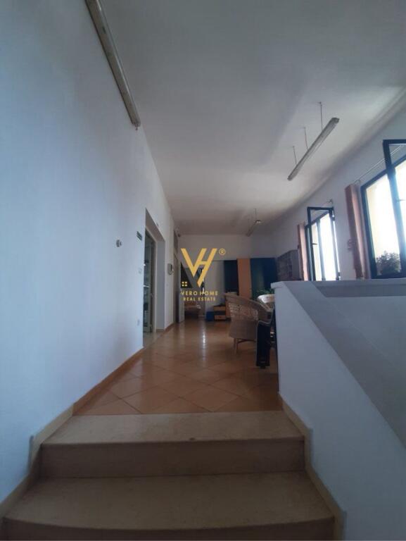 JEPET AMBIENT BIZNESI 750 M2 ME QERA TE SIRI KODRA 4.700 EURO