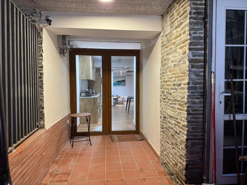 JEPET ME QERA APARTAMNET 1+1  450 EURO    