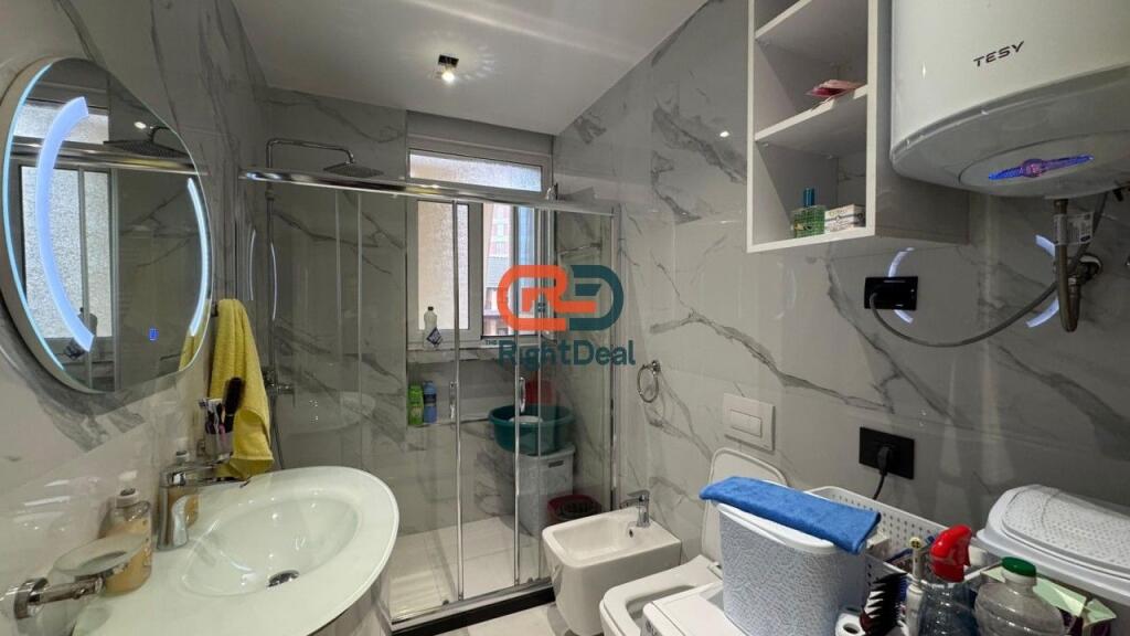 Tek Komuna E Parisit , Shitet Apartament 2+1 Totalisht I Investuar!!