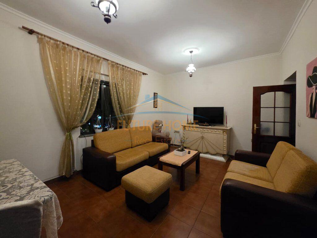 Qera,Apartament 3+1+2 tek Rruga e Kavajes!