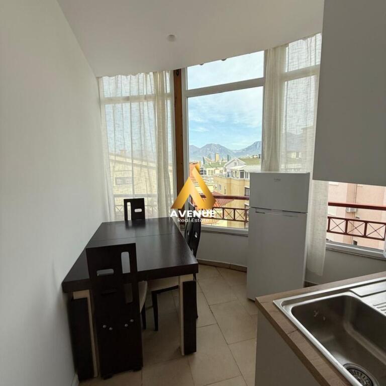 Jepet me qira apartament 1+1 – Rruga Rrapo Hekali (pranë Xhangollit)