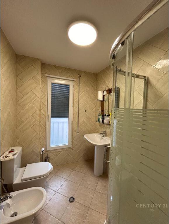 AFFITTASI APPARTAMENTO 3+2 CON POSTO AUTO A 21 DHJETORI. 1.100 € /Mese