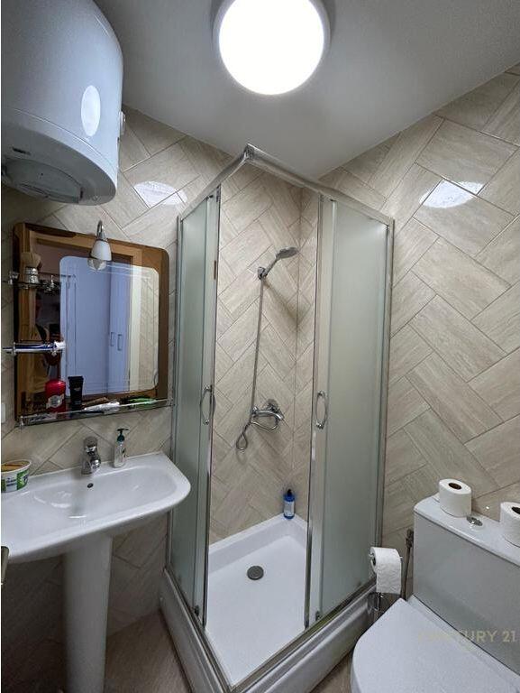 AFFITTASI APPARTAMENTO 3+2 CON POSTO AUTO A 21 DHJETORI. 1.100 € /Mese