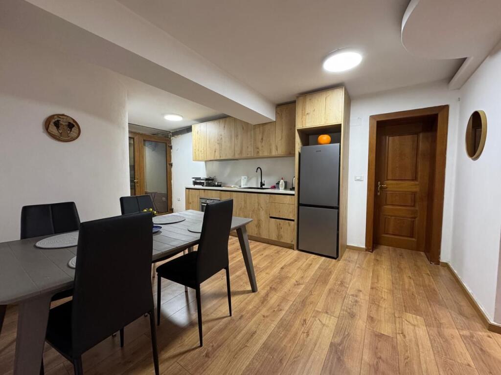 JEPET ME QERA APARTAMNET 1+1  450 EURO    