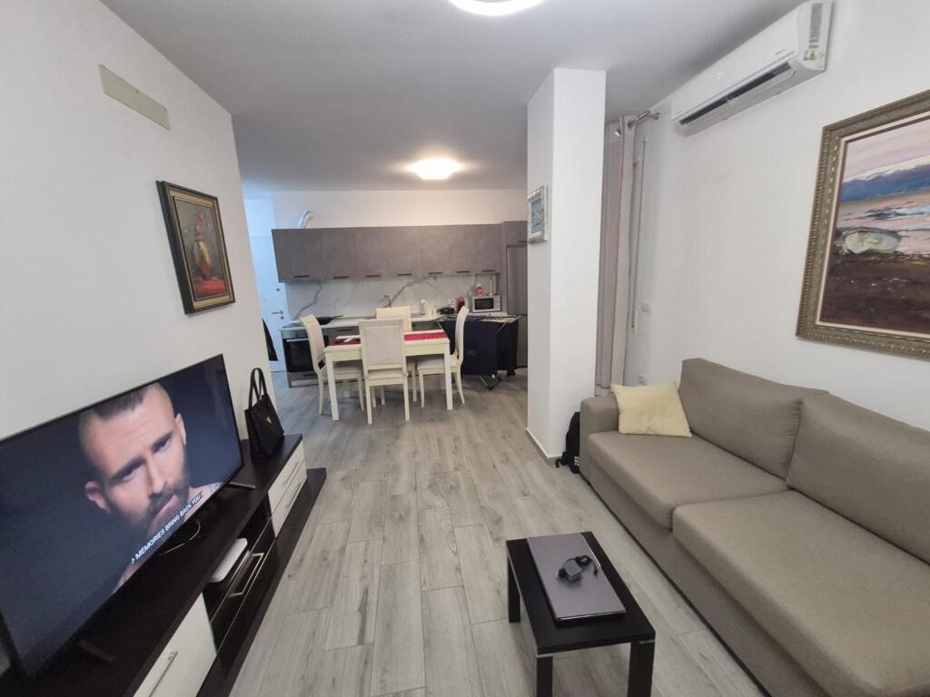1+1,i mobiluar me post parkimi te medreseja,550 mije leke