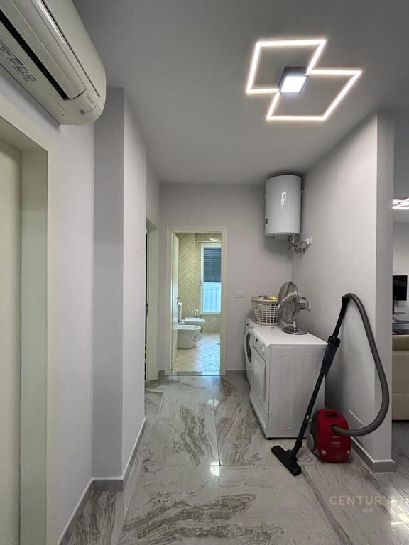 AFFITTASI APPARTAMENTO 3+2 CON POSTO AUTO A 21 DHJETORI. 1.100 € /Mese