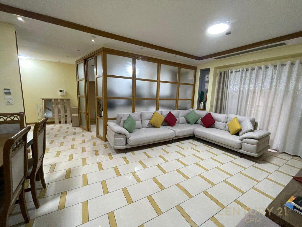 Appartamento 3+1+2 in Affitto in Piazza Skënderbej (Centro), Via Barrikadave - 1300€ | 160 m²
