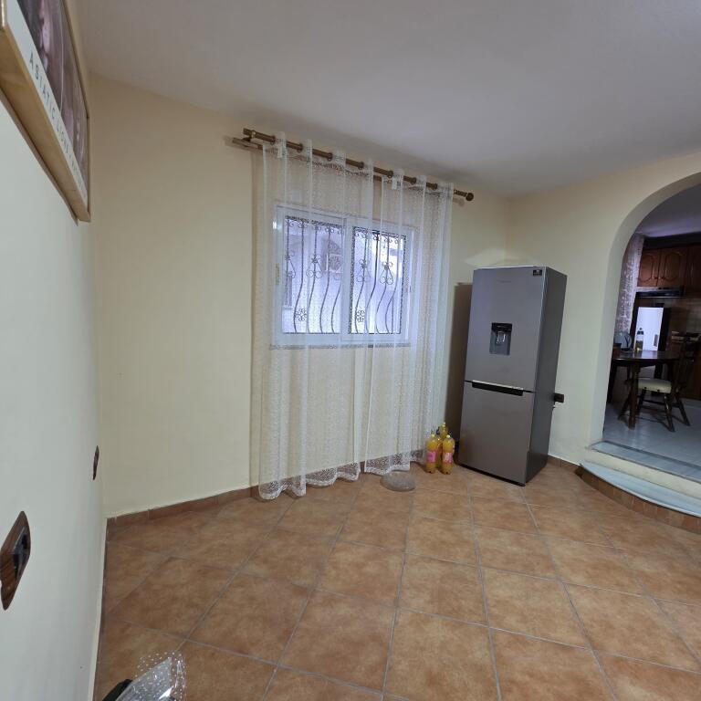 Affittasi ampio appartamento 1+1 al rondò di Kinostudio, via Xhanfize Keko, a 1 minuto dalle fermate degli autobus urbani!