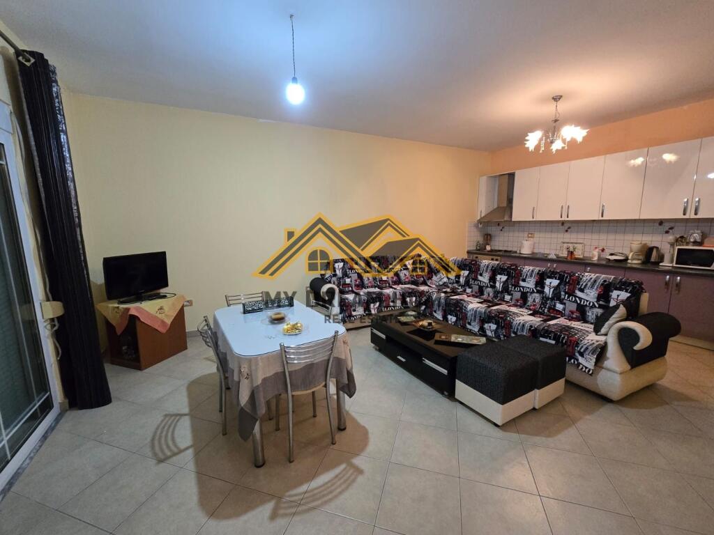 VENDESI CASA SU DUE PIANI, QUARTIERE 17, DURRËS