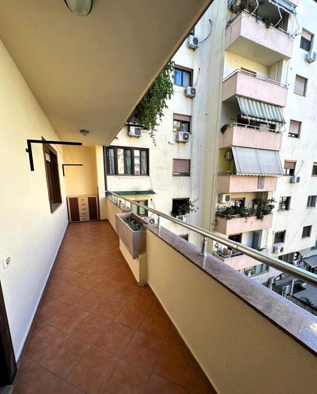 🏢 Apartament me qira – Komuna e Parisit, Tiranë