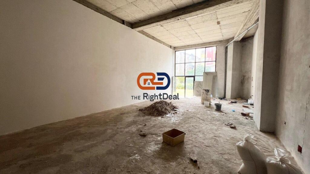 Vicino al Maternità, Locale Commerciale con Cortile in Vendita  Posto Auto!!!