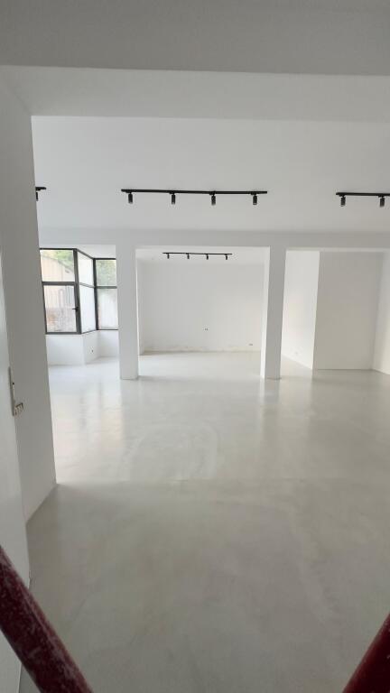 Locale commerciale in affitto in Via Ibrahim Tukiqi 850€