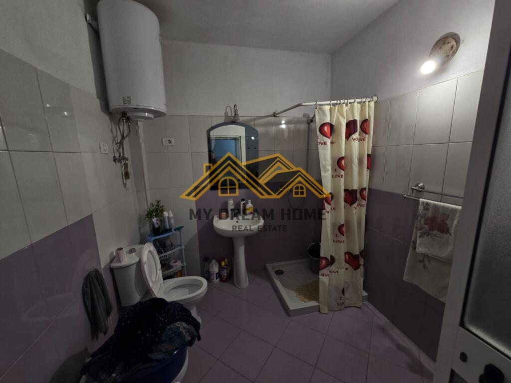 VENDESI CASA SU DUE PIANI, QUARTIERE 17, DURRËS