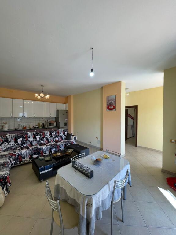 SHITET VILË 2-KATËSHE 6+2+OBORR PRIVAT TRREGU INDUSTRIAL DURRES