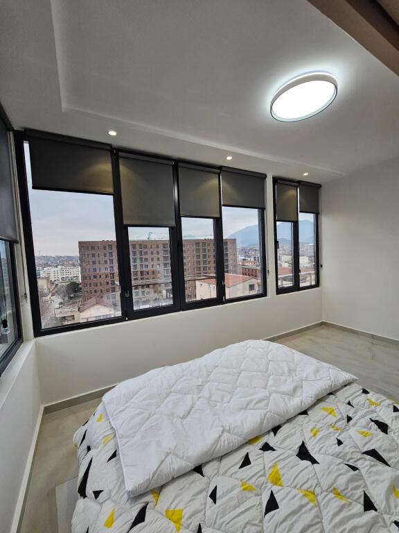 Appartamento 1+1 in affitto 📍 5 Maji, Tirana 🏢 Piano: 8 (palazzo con ascensore) 🛋️ Arredato 💰 Prezzo: 50.000 lek al mese