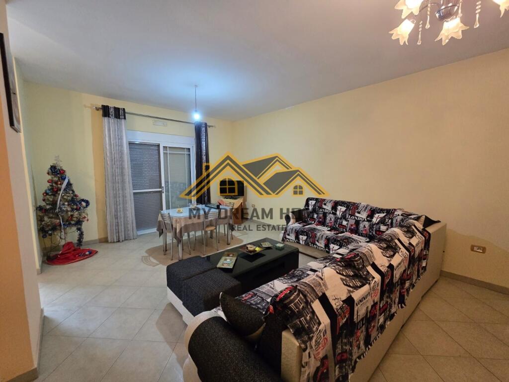 VENDESI CASA SU DUE PIANI, QUARTIERE 17, DURRËS