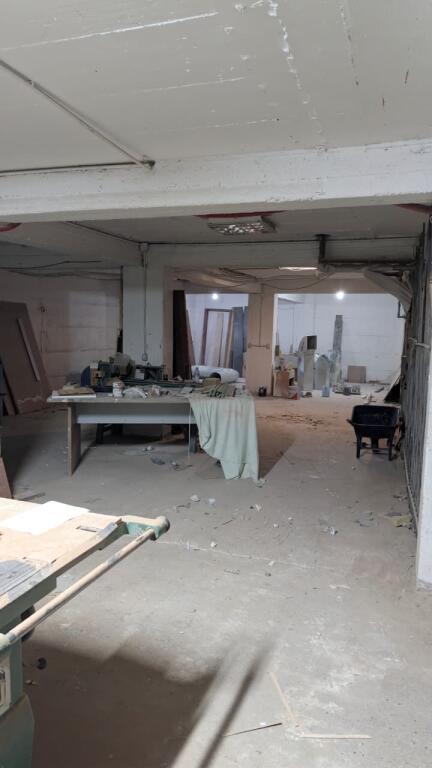 Magazzino in affitto a 5 Maji.