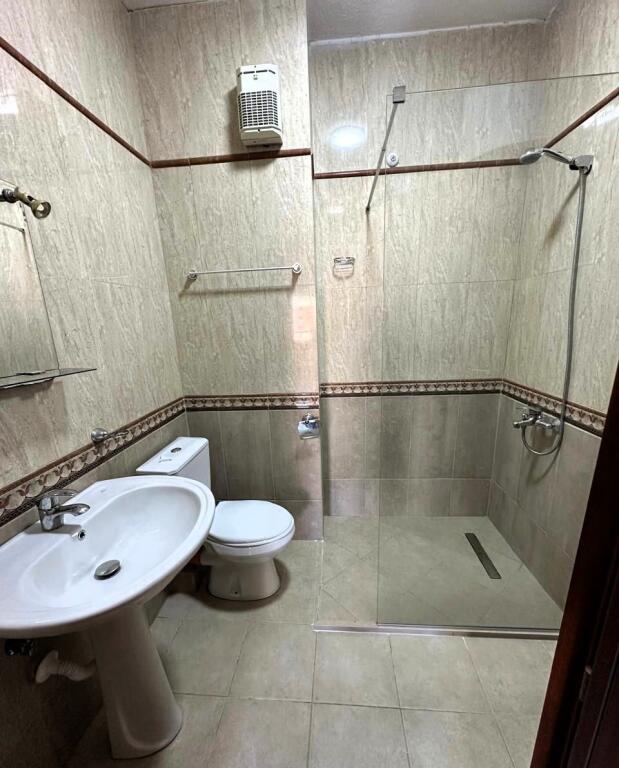 🏢 Apartament me qira – Komuna e Parisit, Tiranë
