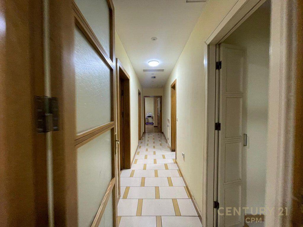 Appartamento 3+1+2 in Affitto in Piazza Skënderbej (Centro), Via Barrikadave - 1300€ | 160 m²