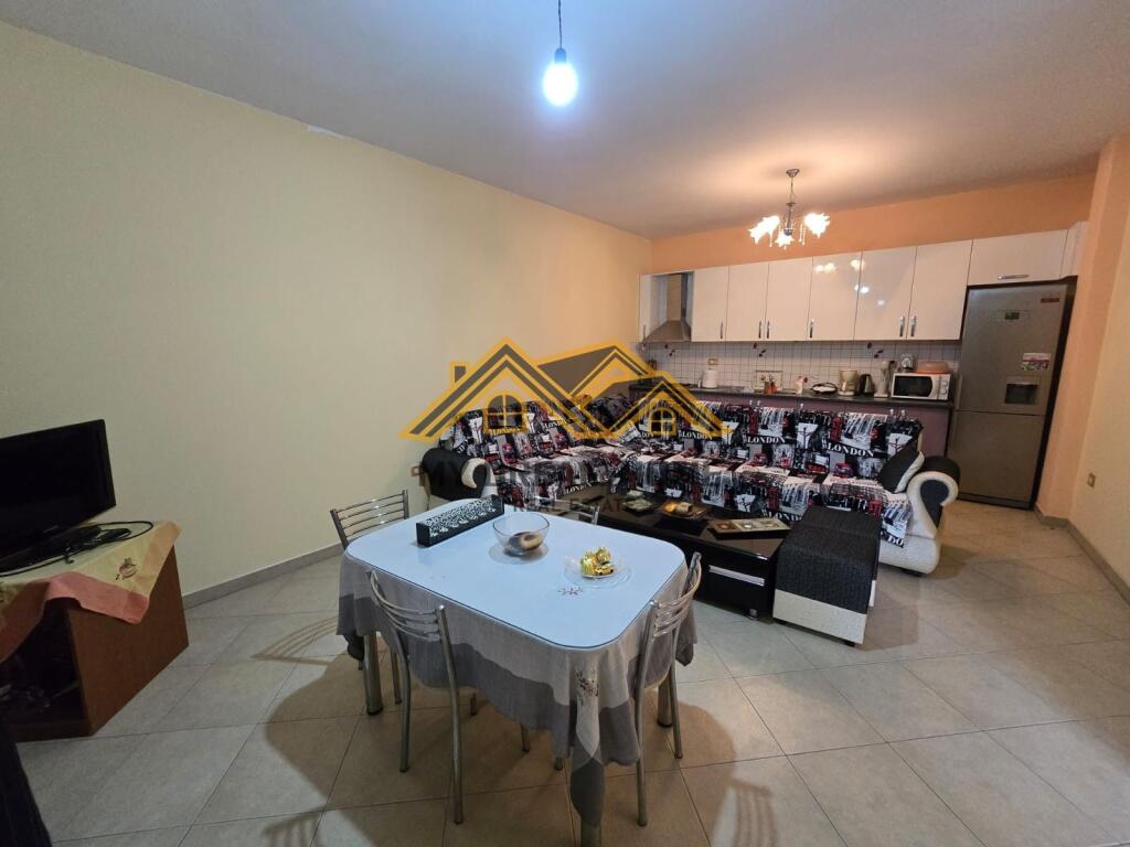VENDESI CASA SU DUE PIANI, QUARTIERE 17, DURRËS