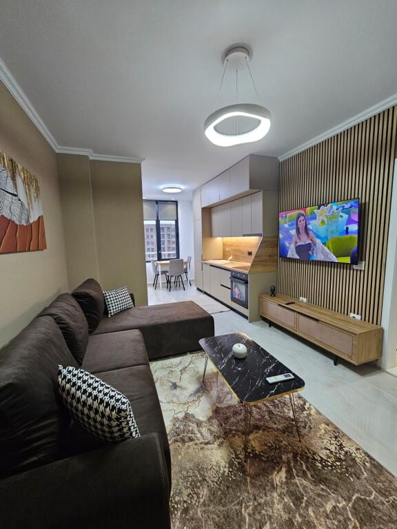 Appartamento 1+1 in affitto 📍 5 Maji, Tirana 🏢 Piano: 8 (palazzo con ascensore) 🛋️ Arredato 💰 Prezzo: 50.000 lek al mese
