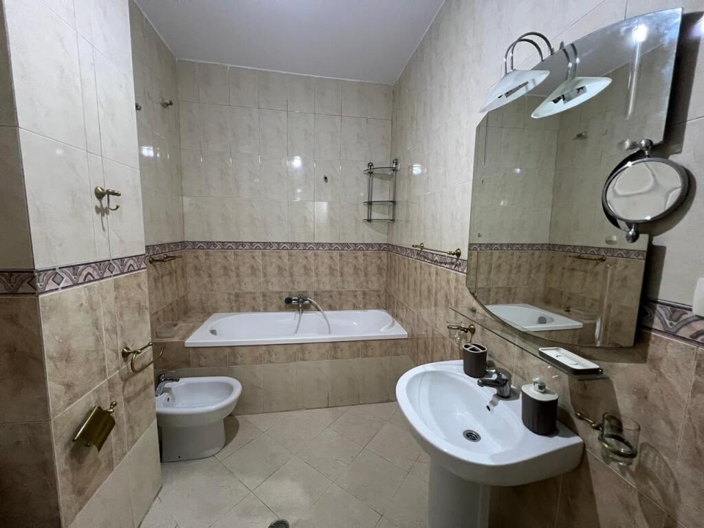 Jepet me qira apartament 2+1 te Komuna Parisit