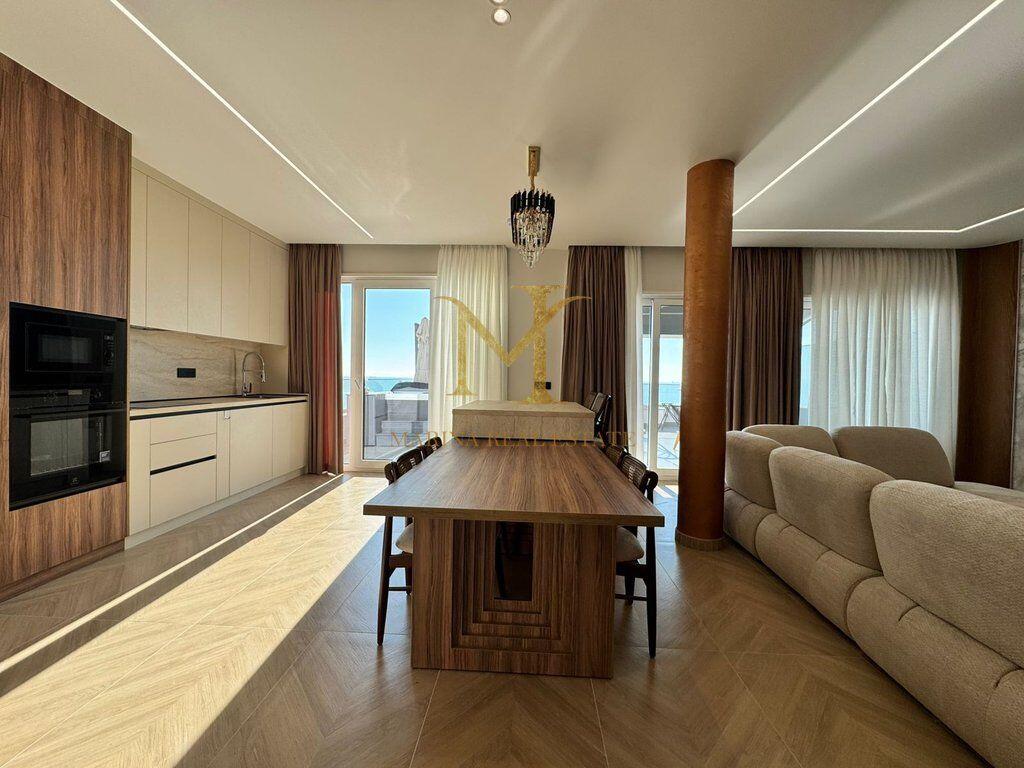 Vendesi Papafingo di lusso in prima linea sul mare, sulla spiaggia vicino all'Hotel Adriatik.