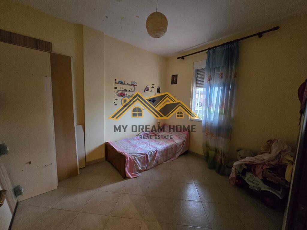 VENDESI CASA SU DUE PIANI, QUARTIERE 17, DURRËS