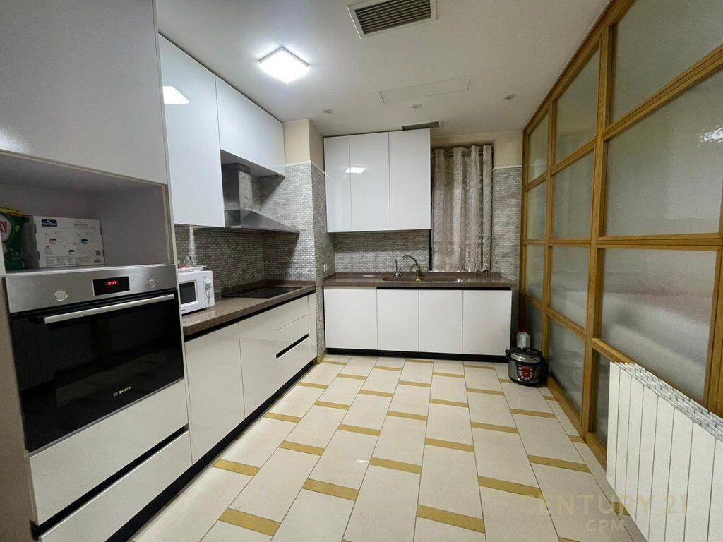 Appartamento 3+1+2 in Affitto in Piazza Skënderbej (Centro), Via Barrikadave - 1300€ | 160 m²