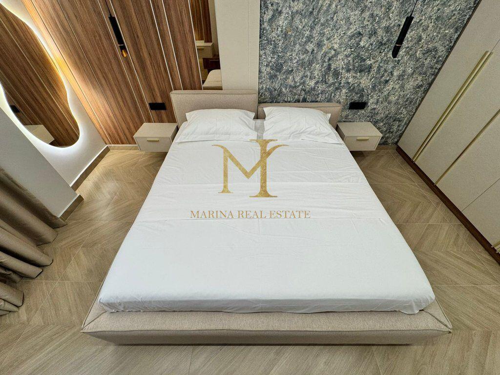 Vendesi Papafingo di lusso in prima linea sul mare, sulla spiaggia vicino all'Hotel Adriatik.