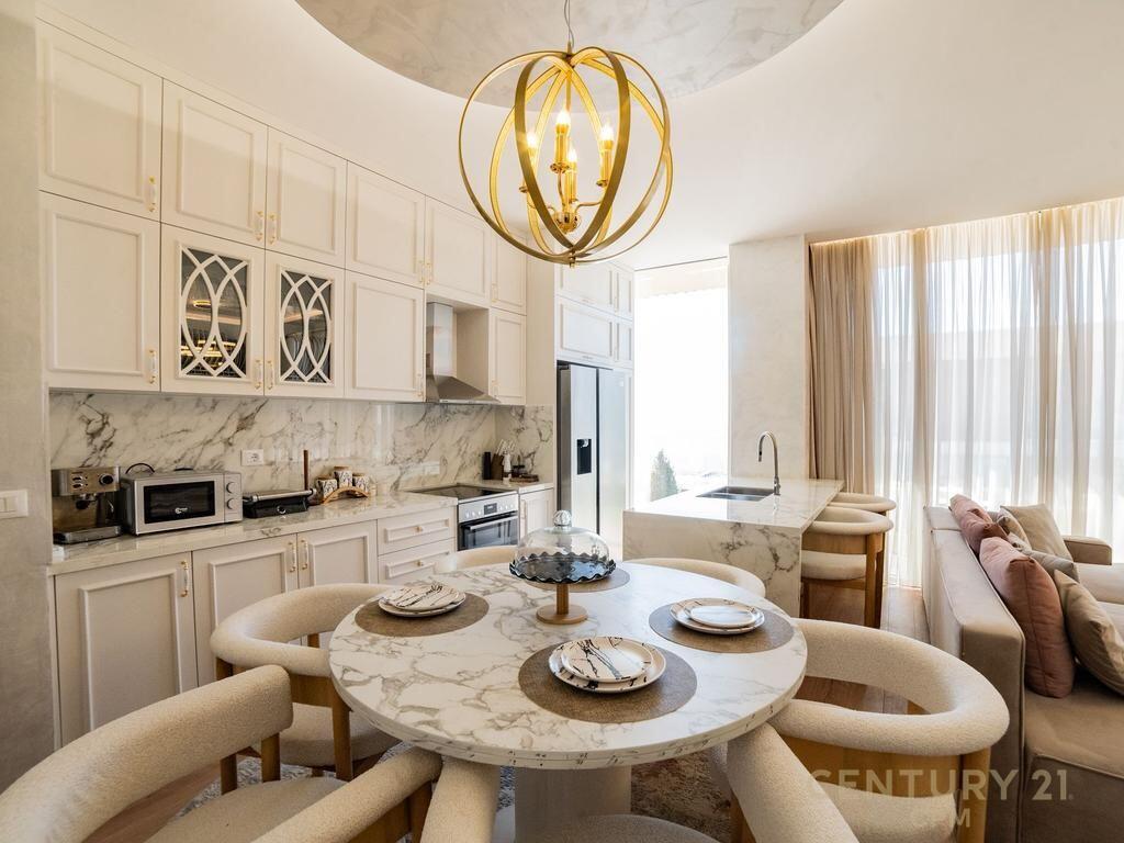 SUPER LUXURY INDIVIDUAL VILLA FOR SALE WITH POOL IN GREEN COAST 1 FREE!!