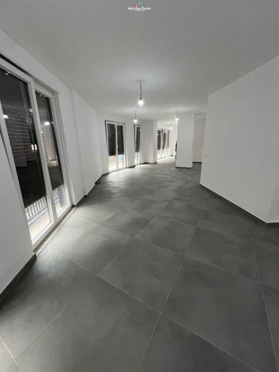 Ufficio in Affitto presso 9-Piani (ID BZ2743) Tirana