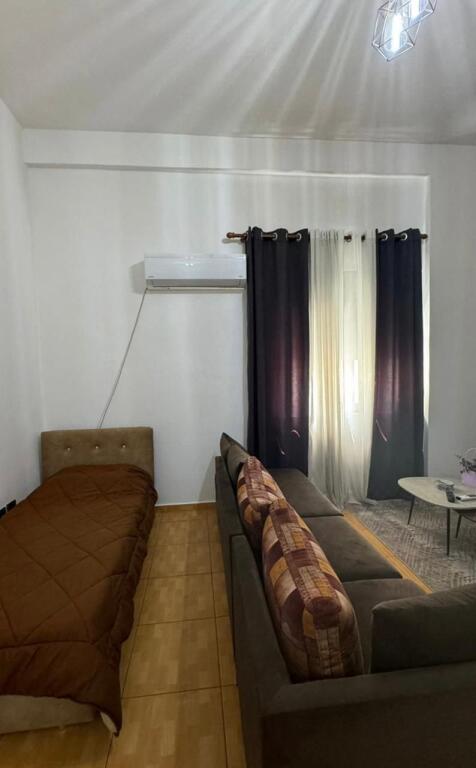 Jepet me qira një apartament 1+1në zonën e Rruges e Dibres , Rruga Gjon Buzuku 500mije leke