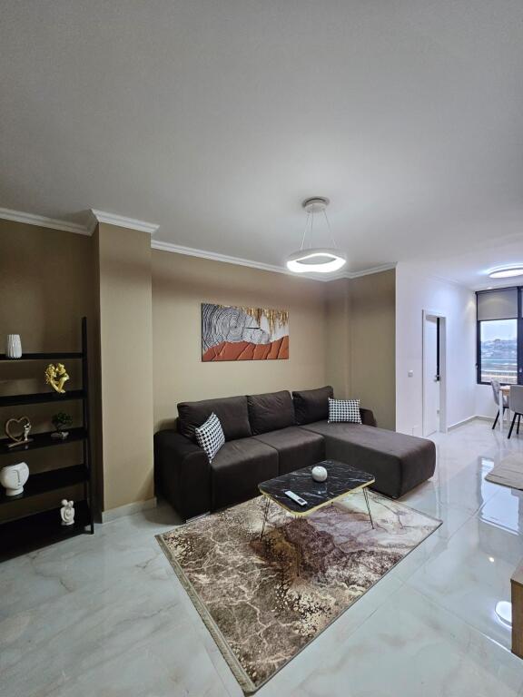 Appartamento 1+1 in affitto 📍 5 Maji, Tirana 🏢 Piano: 8 (palazzo con ascensore) 🛋️ Arredato 💰 Prezzo: 50.000 lek al mese