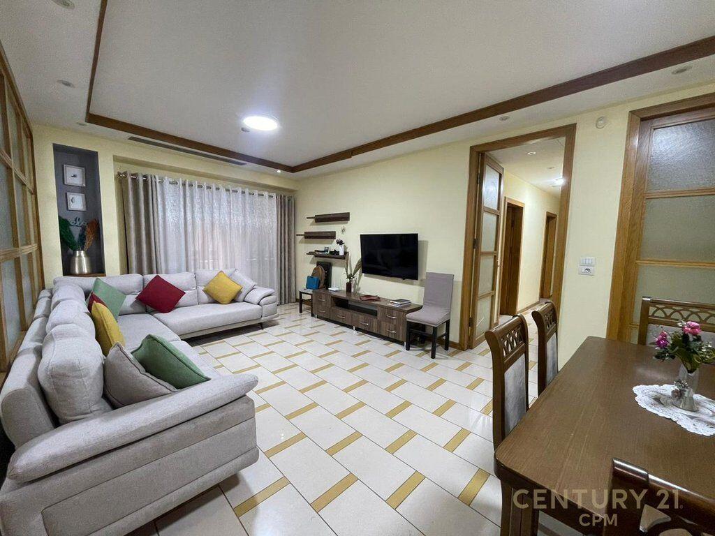 Appartamento 3+1+2 in Affitto in Piazza Skënderbej (Centro), Via Barrikadave - 1300€ | 160 m²