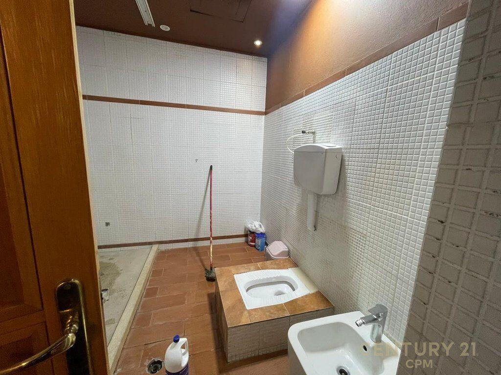 Appartamento 3+1+2 in Affitto in Piazza Skënderbej (Centro), Via Barrikadave - 1300€ | 160 m²