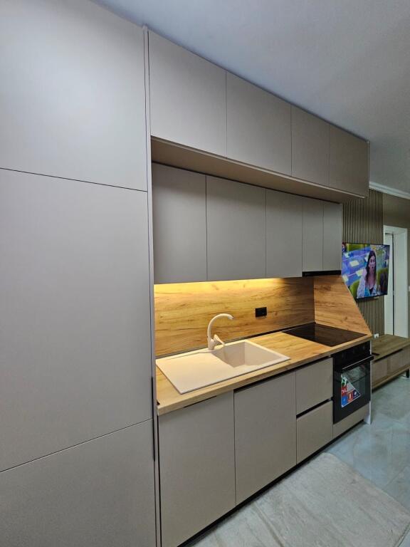 Appartamento 1+1 in affitto 📍 5 Maji, Tirana 🏢 Piano: 8 (palazzo con ascensore) 🛋️ Arredato 💰 Prezzo: 50.000 lek al mese