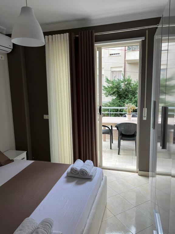 Jepet me qira apartament 1+1 te Liqeni i Thatë!