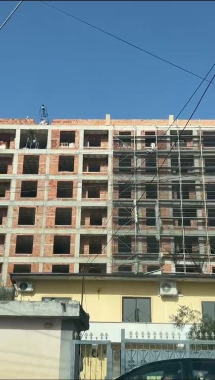 Shitet apartament 2+1 Kamez