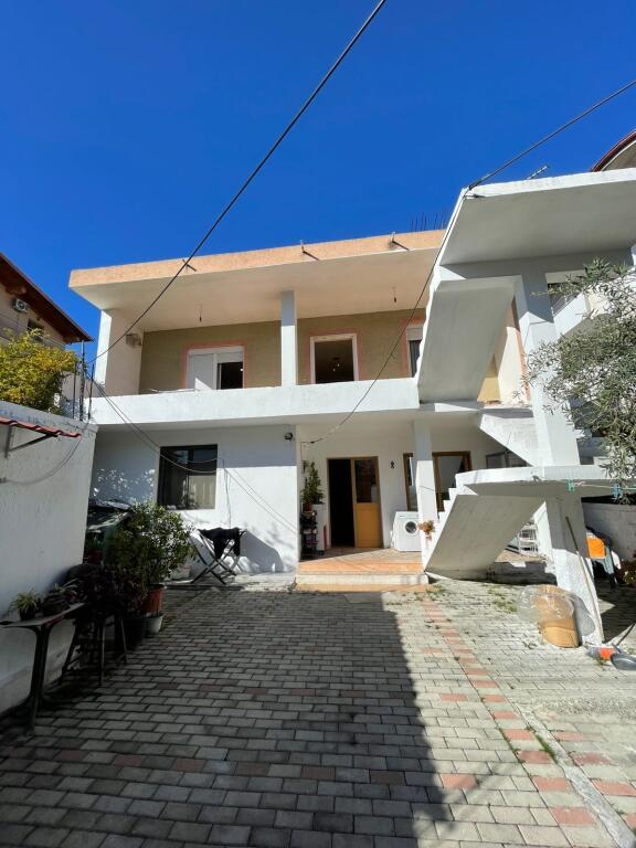 SHITET VILË 2-KATËSHE 6+2+OBORR PRIVAT TRREGU INDUSTRIAL DURRES