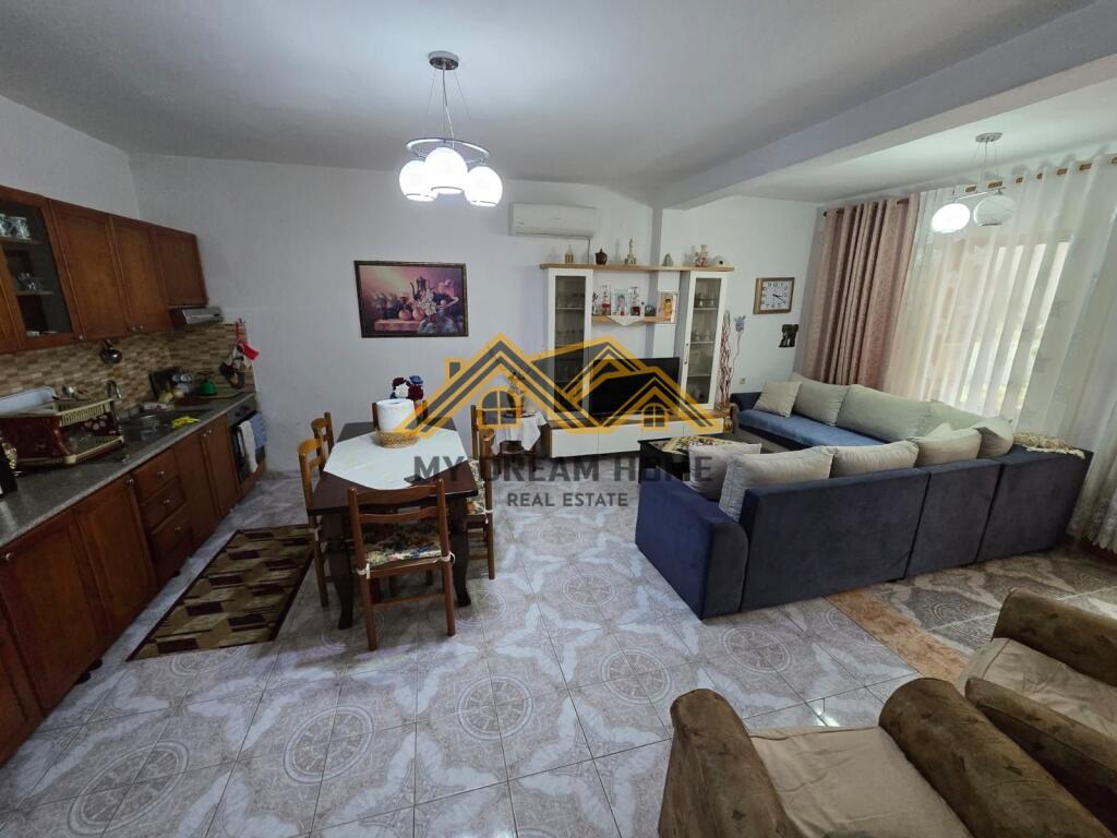 VENDESI CASA SU DUE PIANI, QUARTIERE 17, DURRËS