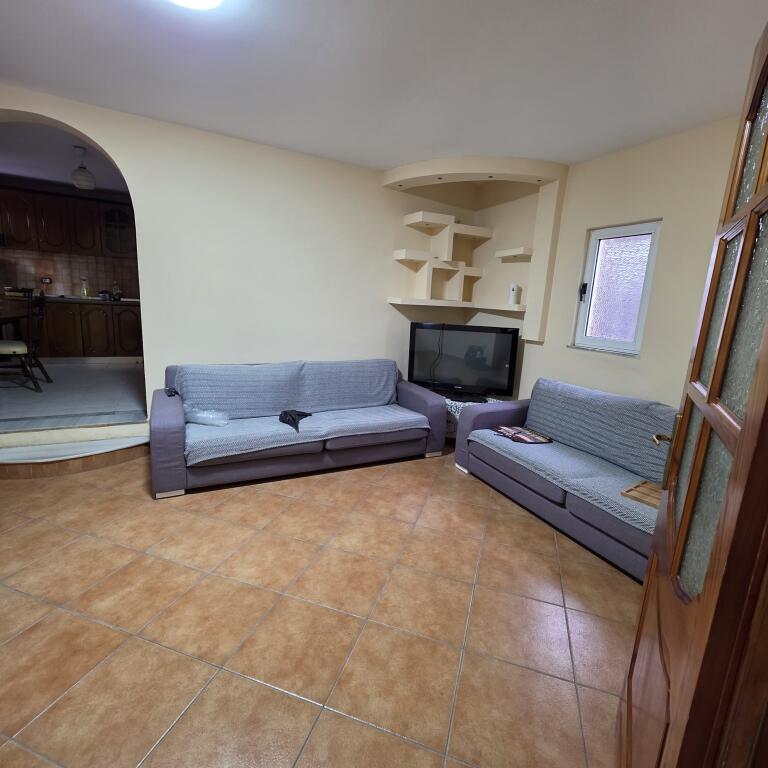 Affittasi ampio appartamento 1+1 al rondò di Kinostudio, via Xhanfize Keko, a 1 minuto dalle fermate degli autobus urbani!