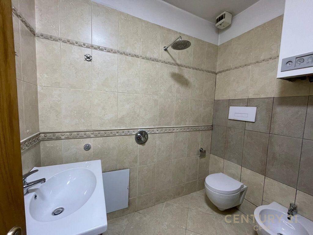 Appartamento 3+1+2 in Affitto in Piazza Skënderbej (Centro), Via Barrikadave - 1300€ | 160 m²
