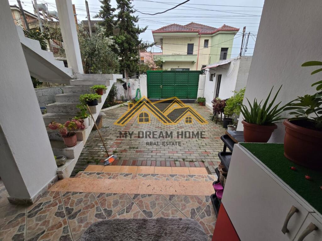 VENDESI CASA SU DUE PIANI, QUARTIERE 17, DURRËS