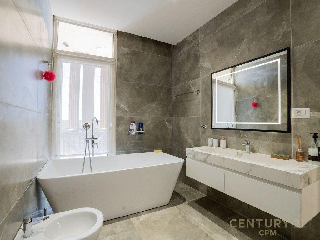 SUPER LUXURY INDIVIDUAL VILLA FOR SALE WITH POOL IN GREEN COAST 1 FREE!!