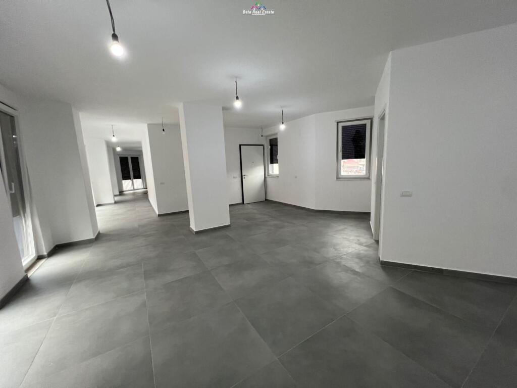 Ufficio in Affitto presso 9-Piani (ID BZ2743) Tirana