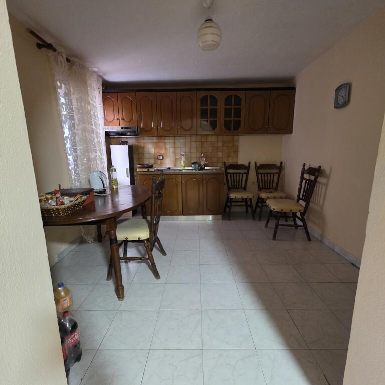 Affittasi ampio appartamento 1+1 al rondò di Kinostudio, via Xhanfize Keko, a 1 minuto dalle fermate degli autobus urbani!