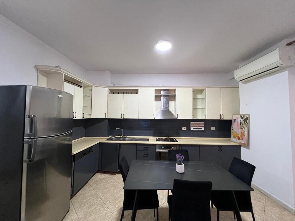 Jepet me qira apartament 2+1 te Komuna Parisit